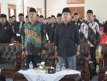 Foto: Sejumlah pengurus dan anggota Persaudaraan Setia Hati Terate (PSHT) mengikuti acara pengukuhan pengurus pusat dan lembaga pusat serta Halal Bihalal di Padepokan Agung PSHT, Madiun, Sabtu (28/3/2026)