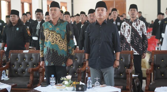 Foto: Sejumlah pengurus dan anggota Persaudaraan Setia Hati Terate (PSHT) mengikuti acara pengukuhan pengurus pusat dan lembaga pusat serta Halal Bihalal di Padepokan Agung PSHT, Madiun, Sabtu (28/3/2026)