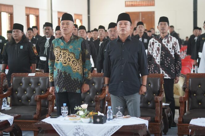 
					Foto: Sejumlah pengurus dan anggota Persaudaraan Setia Hati Terate (PSHT) mengikuti acara pengukuhan pengurus pusat dan lembaga pusat serta Halal Bihalal di Padepokan Agung PSHT, Madiun, Sabtu (28/3/2026)