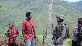 Foto : Personel Satgas Operasi Damai Cartenz-2026 melaksanakan patroli sambang di Distrik Kiwirok, Kabupaten Pegunungan Bintang, Minggu (29/3), sebagai bagian dari upaya menjaga keamanan sekaligus membangun komunikasi langsung dengan masyarakat di wilayah pegunungan Papua.