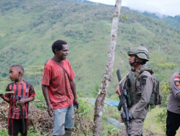 Foto : Personel Satgas Operasi Damai Cartenz-2026 melaksanakan patroli sambang di Distrik Kiwirok, Kabupaten Pegunungan Bintang, Minggu (29/3), sebagai bagian dari upaya menjaga keamanan sekaligus membangun komunikasi langsung dengan masyarakat di wilayah pegunungan Papua.
