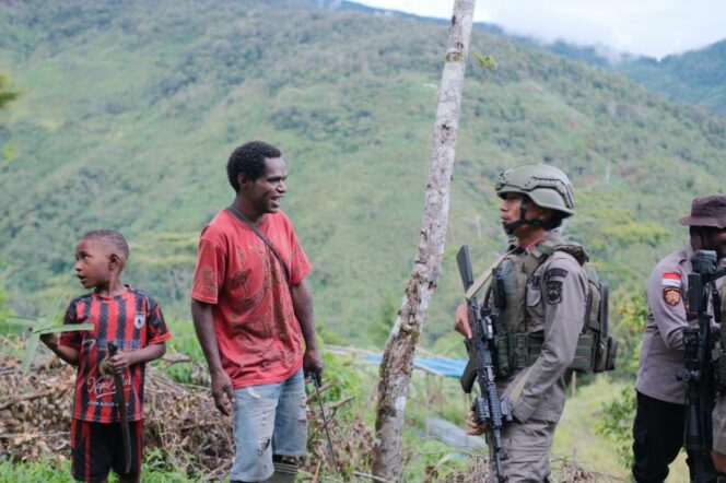 
					Foto : Personel Satgas Operasi Damai Cartenz-2026 melaksanakan patroli sambang di Distrik Kiwirok, Kabupaten Pegunungan Bintang, Minggu (29/3), sebagai bagian dari upaya menjaga keamanan sekaligus membangun komunikasi langsung dengan masyarakat di wilayah pegunungan Papua.
