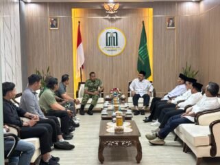 Foto: Komandan Kodim 0807/Tulungagung Letkol Arh Hanny Galih Satrio (tengah, berseragam loreng) berbincang dengan jajaran pimpinan Universitas Islam Negeri Sayyid Ali Rahmatullah (UIN SATU) Tulungagung saat kunjungan silaturahmi di kampus setempat, Selasa (31/3/2026).
