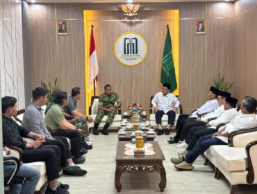 Foto: Komandan Kodim 0807/Tulungagung Letkol Arh Hanny Galih Satrio (tengah, berseragam loreng) berbincang dengan jajaran pimpinan Universitas Islam Negeri Sayyid Ali Rahmatullah (UIN SATU) Tulungagung saat kunjungan silaturahmi di kampus setempat, Selasa (31/3/2026).