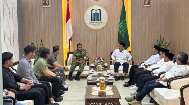 Foto: Komandan Kodim 0807/Tulungagung Letkol Arh Hanny Galih Satrio (tengah, berseragam loreng) berbincang dengan jajaran pimpinan Universitas Islam Negeri Sayyid Ali Rahmatullah (UIN SATU) Tulungagung saat kunjungan silaturahmi di kampus setempat, Selasa (31/3/2026).