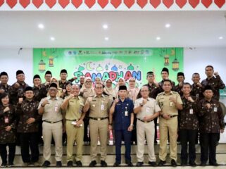 Foto: Wali Kota berserta sejumlah pejabat dan jajaran Suku Dinas Pendidikan Wilayah I Jakarta Pusat berfoto bersama usai pembukaan kegiatan Ramadhan Ceria Penuh Berkah di Jakarta,