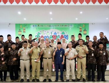 Foto: Wali Kota berserta sejumlah pejabat dan jajaran Suku Dinas Pendidikan Wilayah I Jakarta Pusat berfoto bersama usai pembukaan kegiatan Ramadhan Ceria Penuh Berkah di Jakarta,