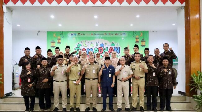 Foto: Wali Kota berserta sejumlah pejabat dan jajaran Suku Dinas Pendidikan Wilayah I Jakarta Pusat berfoto bersama usai pembukaan kegiatan Ramadhan Ceria Penuh Berkah di Jakarta,