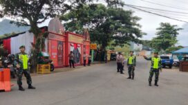 Foto: Sejumlah personel TNI dan Polri melakukan pengamanan dan pengaturan lalu lintas di Pos Pengamanan Kecamatan Watulimo, Trenggalek, Kamis (19/3/2026). 
