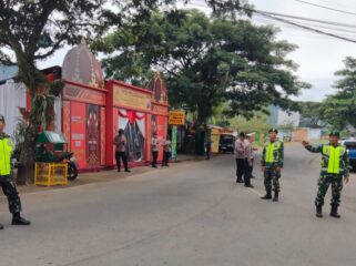 Foto: Sejumlah personel TNI dan Polri melakukan pengamanan dan pengaturan lalu lintas di Pos Pengamanan Kecamatan Watulimo, Trenggalek, Kamis (19/3/2026). 