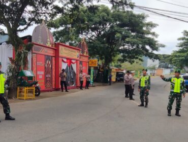 Foto: Sejumlah personel TNI dan Polri melakukan pengamanan dan pengaturan lalu lintas di Pos Pengamanan Kecamatan Watulimo, Trenggalek, Kamis (19/3/2026). 