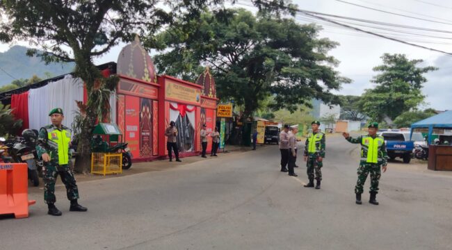 Foto: Sejumlah personel TNI dan Polri melakukan pengamanan dan pengaturan lalu lintas di Pos Pengamanan Kecamatan Watulimo, Trenggalek, Kamis (19/3/2026). 