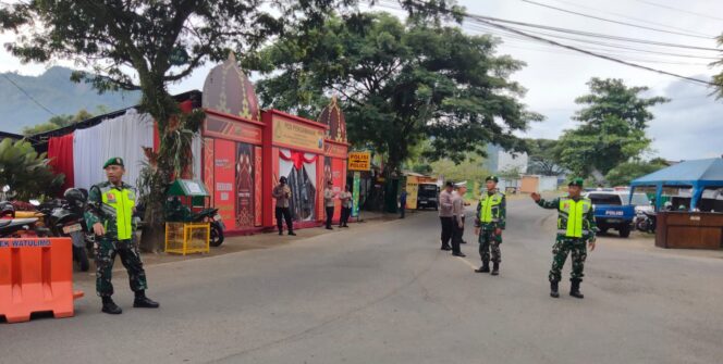 
					Foto: Sejumlah personel TNI dan Polri melakukan pengamanan dan pengaturan lalu lintas di Pos Pengamanan Kecamatan Watulimo, Trenggalek, Kamis (19/3/2026). 