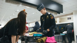 Foto : Seorang penumpang penerbangan internasional kedapatan membawa 3 botol minuman mengandung etil alkohol (MMEA) dari luar negeri oleh petugas Bea Cukai Telukbayur pada awal Maret 2026.