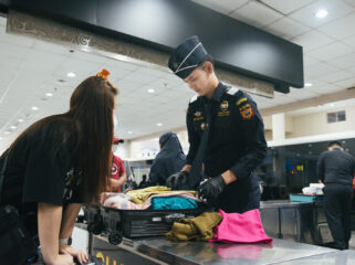 Foto : Seorang penumpang penerbangan internasional kedapatan membawa 3 botol minuman mengandung etil alkohol (MMEA) dari luar negeri oleh petugas Bea Cukai Telukbayur pada awal Maret 2026.