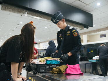 Foto : Seorang penumpang penerbangan internasional kedapatan membawa 3 botol minuman mengandung etil alkohol (MMEA) dari luar negeri oleh petugas Bea Cukai Telukbayur pada awal Maret 2026.