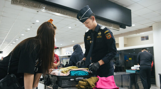 Foto : Seorang penumpang penerbangan internasional kedapatan membawa 3 botol minuman mengandung etil alkohol (MMEA) dari luar negeri oleh petugas Bea Cukai Telukbayur pada awal Maret 2026.