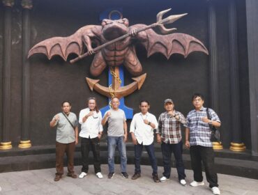 Foto : Sejumlah wartawan dari Kelompok Kerja (Pokja) Kejaksaan Timur bersama anggota Humas PWI Pusat melakukan kunjungan ke Satuan Komando Pasukan Katak (Kopaska) Armada I di Kesatrian Pondok Dayung, Jakarta, Jumat (3/4).
