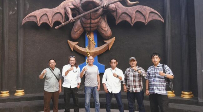 Foto : Sejumlah wartawan dari Kelompok Kerja (Pokja) Kejaksaan Timur bersama anggota Humas PWI Pusat melakukan kunjungan ke Satuan Komando Pasukan Katak (Kopaska) Armada I di Kesatrian Pondok Dayung, Jakarta, Jumat (3/4).
