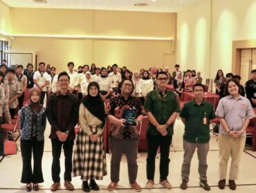 Foto : Badan Eksekutif Mahasiswa Universitas Pembangunan Jaya bersama 2030 Youth Force Indonesia menggelar BEM TALKS bertajuk “Tutorial Membangun Karier Hijau dari Saat Kuliah” di Aula Gedung B Universitas Pembangunan Jaya, Bintaro, Kamis (2/4).


