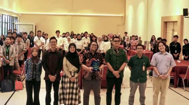 Foto : Badan Eksekutif Mahasiswa Universitas Pembangunan Jaya bersama 2030 Youth Force Indonesia menggelar BEM TALKS bertajuk “Tutorial Membangun Karier Hijau dari Saat Kuliah” di Aula Gedung B Universitas Pembangunan Jaya, Bintaro, Kamis (2/4).

