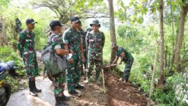 Foto: Trenggalek, 4 April 2026 — Komandan Kodim 0806/Trenggalek Letkol Inf Isnanto Roy Saputro meninjau langsung pengerjaan perkerasan jalan dalam program Pra TMMD ke-128 di Desa Sukorejo