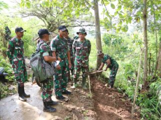 Foto: Trenggalek, 4 April 2026 — Komandan Kodim 0806/Trenggalek Letkol Inf Isnanto Roy Saputro meninjau langsung pengerjaan perkerasan jalan dalam program Pra TMMD ke-128 di Desa Sukorejo