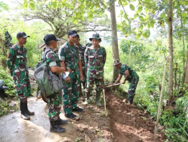 Foto: Trenggalek, 4 April 2026 — Komandan Kodim 0806/Trenggalek Letkol Inf Isnanto Roy Saputro meninjau langsung pengerjaan perkerasan jalan dalam program Pra TMMD ke-128 di Desa Sukorejo