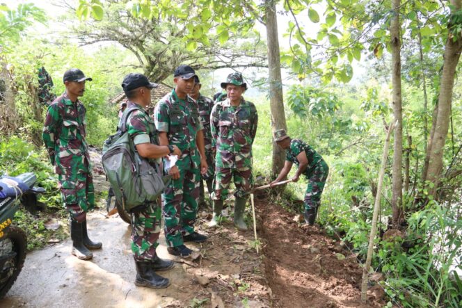 
					Foto: Trenggalek, 4 April 2026 — Komandan Kodim 0806/Trenggalek Letkol Inf Isnanto Roy Saputro meninjau langsung pengerjaan perkerasan jalan dalam program Pra TMMD ke-128 di Desa Sukorejo