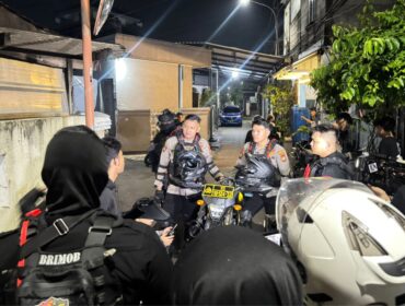Foto : Patroli gabungan yang melibatkan personel Brimob Batalyon B Pelopor bersama Perintis Polres Metro Jakarta Timur kembali mengungkap berbagai pelanggaran dan potensi gangguan keamanan dalam penyisiran wilayah pada Sabtu (5/4/2026) malam hingga dini hari.