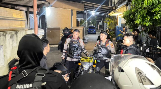 Foto : Patroli gabungan yang melibatkan personel Brimob Batalyon B Pelopor bersama Perintis Polres Metro Jakarta Timur kembali mengungkap berbagai pelanggaran dan potensi gangguan keamanan dalam penyisiran wilayah pada Sabtu (5/4/2026) malam hingga dini hari.