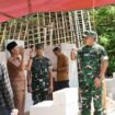 Foto: Danrem 081/DSJ Kolonel Arm Untoro Hariyanto (kanan) berdialog dengan perangkat desa saat meninjau pelaksanaan Pra TMMD ke-128 di Desa Sukorejo, Kecamatan Gandusari, Kabupaten Trenggalek, Senin (6/4/2026). 