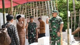 Foto: Danrem 081/DSJ Kolonel Arm Untoro Hariyanto (kanan) berdialog dengan perangkat desa saat meninjau pelaksanaan Pra TMMD ke-128 di Desa Sukorejo, Kecamatan Gandusari, Kabupaten Trenggalek, Senin (6/4/2026). 
