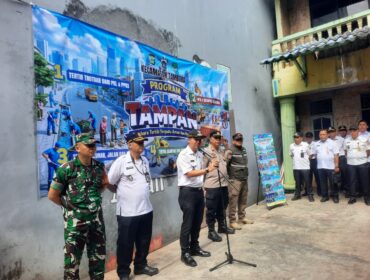 Foto : Camat Tambora, Pangestu Aji Swandhanu, memimpin apel pelaksanaan Program TAMPAN (Tambora Tertib, Terpadu, Aman dan Nyaman) sebagai langkah strategis memperkuat ketertiban dan keamanan wilayah, Rabu (8/4/2026).
