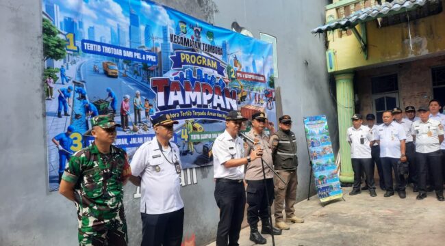 Foto : Camat Tambora, Pangestu Aji Swandhanu, memimpin apel pelaksanaan Program TAMPAN (Tambora Tertib, Terpadu, Aman dan Nyaman) sebagai langkah strategis memperkuat ketertiban dan keamanan wilayah, Rabu (8/4/2026).
