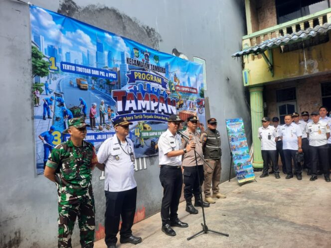 
					Foto : Camat Tambora, Pangestu Aji Swandhanu, memimpin apel pelaksanaan Program TAMPAN (Tambora Tertib, Terpadu, Aman dan Nyaman) sebagai langkah strategis memperkuat ketertiban dan keamanan wilayah, Rabu (8/4/2026).
