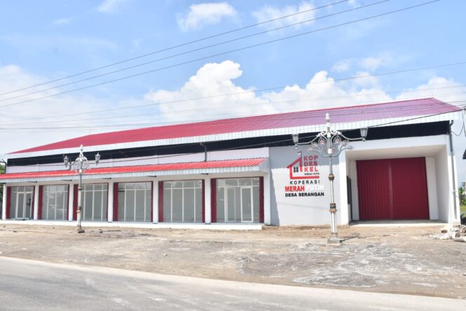 
					Foto: Bangunan Koperasi Desa/Kelurahan Merah Putih (KDKMP) Desa Serangan tampak telah selesai dibangun dengan tampilan yang representatif dan siap difungsikan.