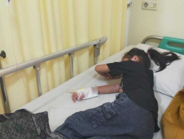  Foto : Kekhawatiran warga Kampung Sawah Indah Blok E RT 01/005, Kelurahan Pulogebang, Kecamatan Cakung, Jakarta Timur, memuncak setelah seorang anak berusia tujuh tahun, Mutiara Melani Putri, terjangkit Demam Berdarah Dengue (DBD) dan harus menjalani perawatan intensif di RS Resti.
