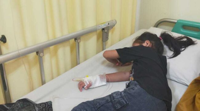  Foto : Kekhawatiran warga Kampung Sawah Indah Blok E RT 01/005, Kelurahan Pulogebang, Kecamatan Cakung, Jakarta Timur, memuncak setelah seorang anak berusia tujuh tahun, Mutiara Melani Putri, terjangkit Demam Berdarah Dengue (DBD) dan harus menjalani perawatan intensif di RS Resti.
