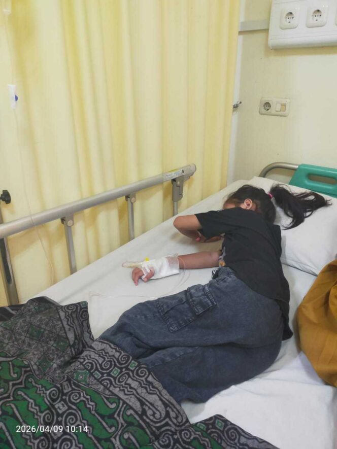 
					 Foto : Kekhawatiran warga Kampung Sawah Indah Blok E RT 01/005, Kelurahan Pulogebang, Kecamatan Cakung, Jakarta Timur, memuncak setelah seorang anak berusia tujuh tahun, Mutiara Melani Putri, terjangkit Demam Berdarah Dengue (DBD) dan harus menjalani perawatan intensif di RS Resti.
