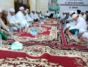 Foto :  Ratusan warga memadati Masjid Jami’ Sabilal Muhtadin, Kelurahan Pisangan Baru, Kecamatan Matraman, Jakarta Timur, dalam rangka memperingati Haul ke-220 ulama besar Nusantara, Maulana Syekh Muhammad Arsyad Al-Banjari, Sabtu (11/4/2026).
