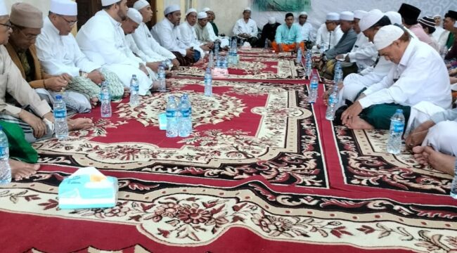 Foto :  Ratusan warga memadati Masjid Jami’ Sabilal Muhtadin, Kelurahan Pisangan Baru, Kecamatan Matraman, Jakarta Timur, dalam rangka memperingati Haul ke-220 ulama besar Nusantara, Maulana Syekh Muhammad Arsyad Al-Banjari, Sabtu (11/4/2026).
