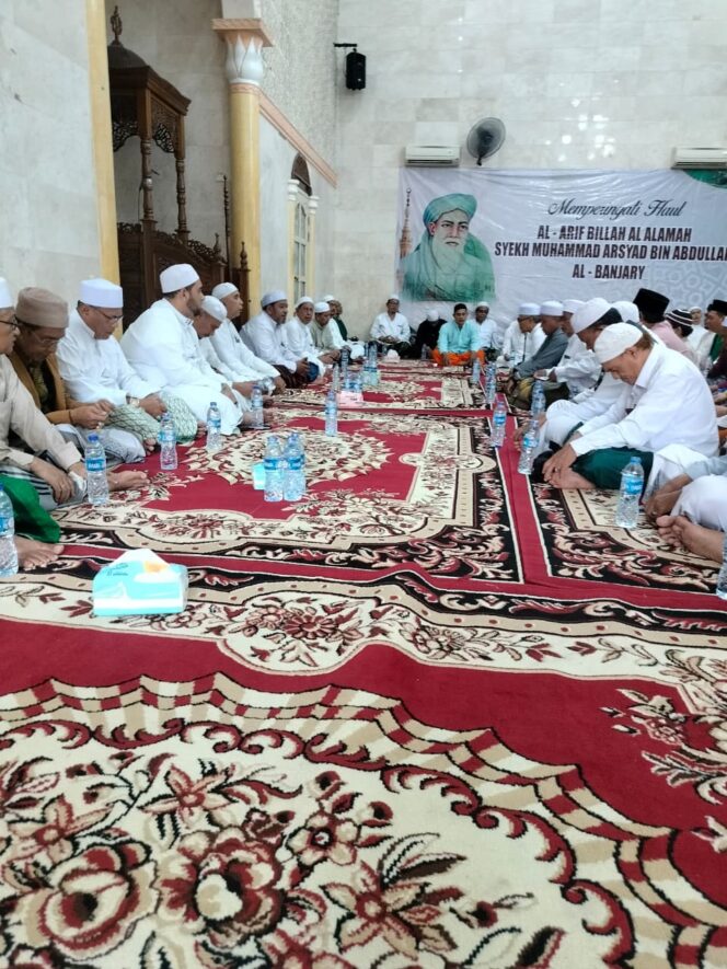 
					Foto :  Ratusan warga memadati Masjid Jami’ Sabilal Muhtadin, Kelurahan Pisangan Baru, Kecamatan Matraman, Jakarta Timur, dalam rangka memperingati Haul ke-220 ulama besar Nusantara, Maulana Syekh Muhammad Arsyad Al-Banjari, Sabtu (11/4/2026).
