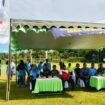 Foto: Sejumlah warga bersama unsur Tentara Nasional Indonesia dan pemerintah daerah menghadiri pembukaan turnamen sepak bola mini dalam rangka tradisi bersih desa di Kelurahan Sumbergedong, Trenggalek, Minggu (12/4/2026).