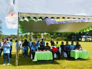Foto: Sejumlah warga bersama unsur Tentara Nasional Indonesia dan pemerintah daerah menghadiri pembukaan turnamen sepak bola mini dalam rangka tradisi bersih desa di Kelurahan Sumbergedong, Trenggalek, Minggu (12/4/2026).