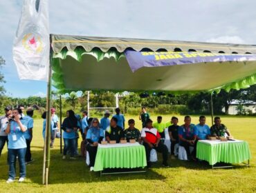 Foto: Sejumlah warga bersama unsur Tentara Nasional Indonesia dan pemerintah daerah menghadiri pembukaan turnamen sepak bola mini dalam rangka tradisi bersih desa di Kelurahan Sumbergedong, Trenggalek, Minggu (12/4/2026).