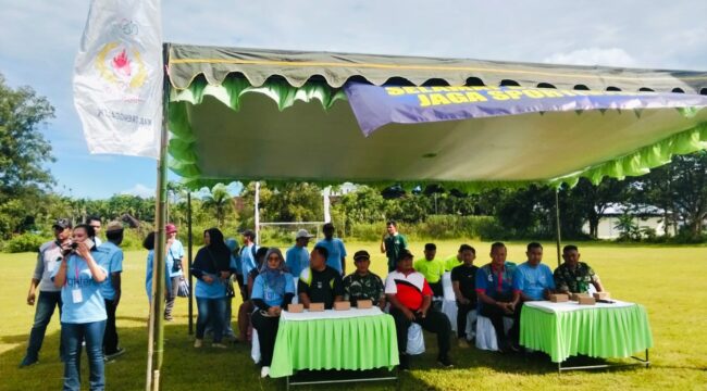 Foto: Sejumlah warga bersama unsur Tentara Nasional Indonesia dan pemerintah daerah menghadiri pembukaan turnamen sepak bola mini dalam rangka tradisi bersih desa di Kelurahan Sumbergedong, Trenggalek, Minggu (12/4/2026).