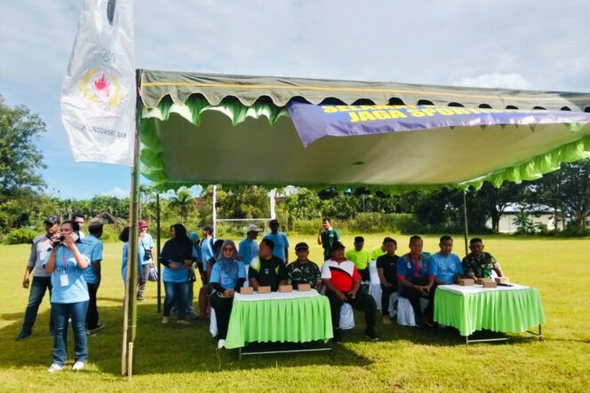 
					Foto: Sejumlah warga bersama unsur Tentara Nasional Indonesia dan pemerintah daerah menghadiri pembukaan turnamen sepak bola mini dalam rangka tradisi bersih desa di Kelurahan Sumbergedong, Trenggalek, Minggu (12/4/2026).
