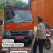 Foto: Sejumlah warga menghadang truk pengangkut sampah milik Suku Dinas Lingkungan Hidup Sektor Tambora di Jalan Duri Utara, Jakarta Barat, Sabtu (11/4/2026).