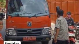 Foto: Sejumlah warga menghadang truk pengangkut sampah milik Suku Dinas Lingkungan Hidup Sektor Tambora di Jalan Duri Utara, Jakarta Barat, Sabtu (11/4/2026).